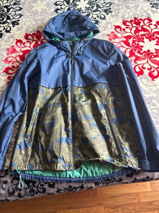 Chubasquero Pull&Bear azul y verde militar
