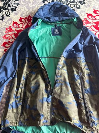 Chubasquero Pull&Bear azul y verde militar