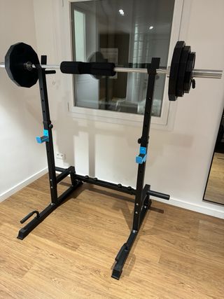 Rack sentadillas con barra y pesas