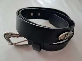 Cinturón de cuero negro con hebilla plateada