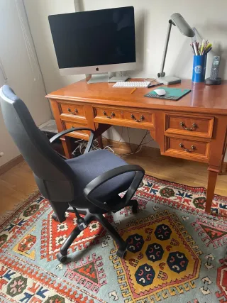 Oficina completa con muebles de cerezo