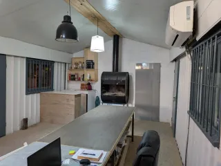 Caseta prefabricada con montaje incluido.