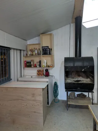 Caseta prefabricada con montaje incluido.