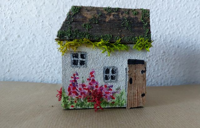 Incantevole casetta dipinta a mano