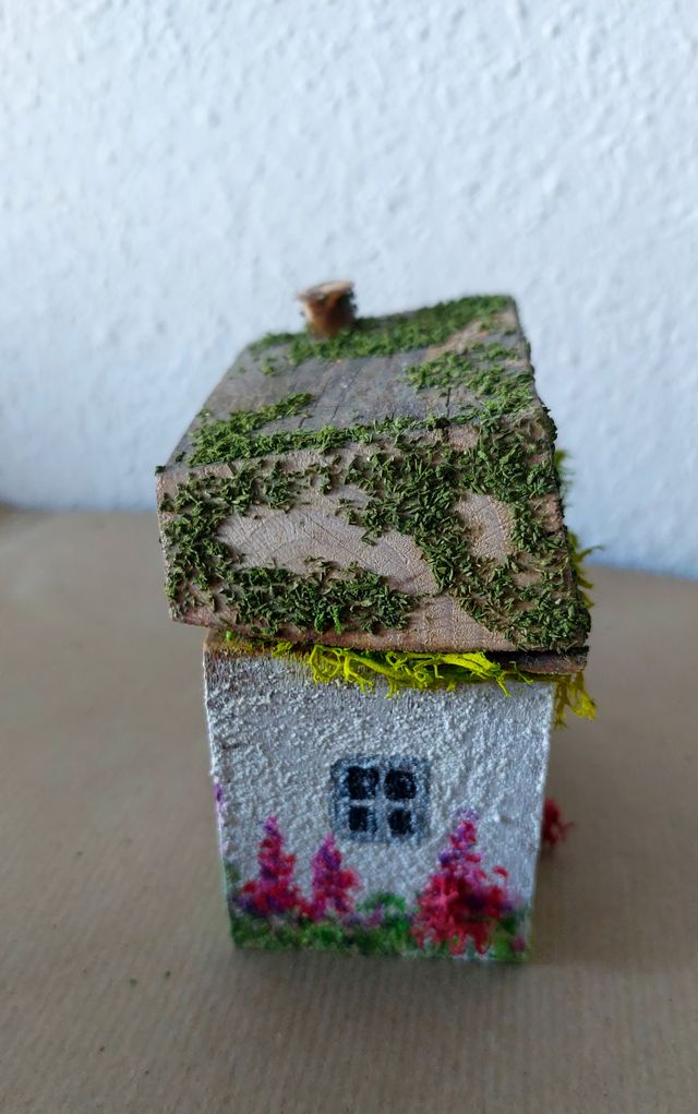 Incantevole casetta dipinta a mano