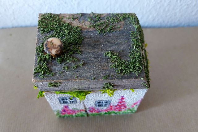 Incantevole casetta dipinta a mano