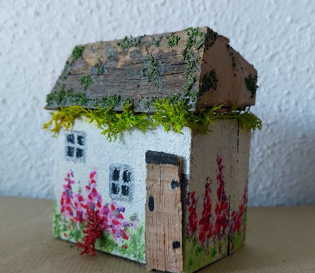 Incantevole casetta dipinta a mano