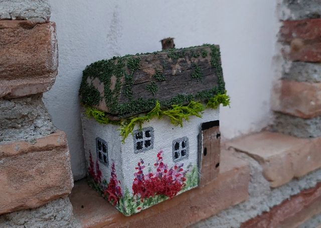 Incantevole casetta dipinta a mano