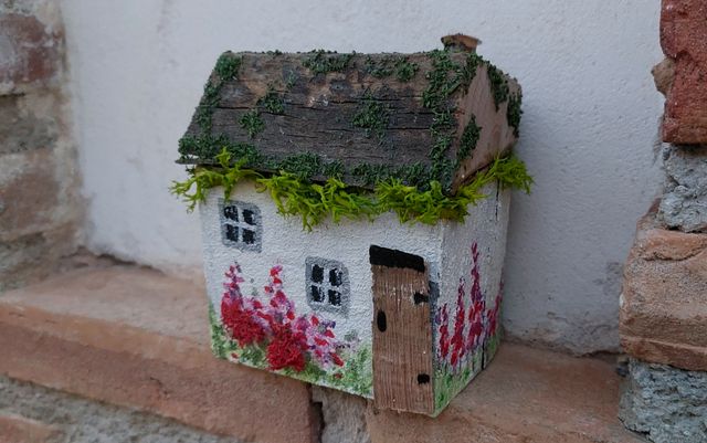 Incantevole casetta dipinta a mano
