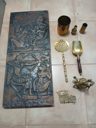 Antiquariato: Pannello in rame e oggetti in ottone