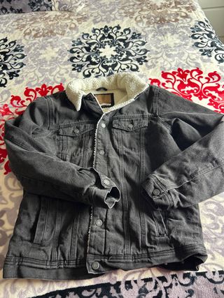 Cazadora vaquera Pull&Bear gris forrada