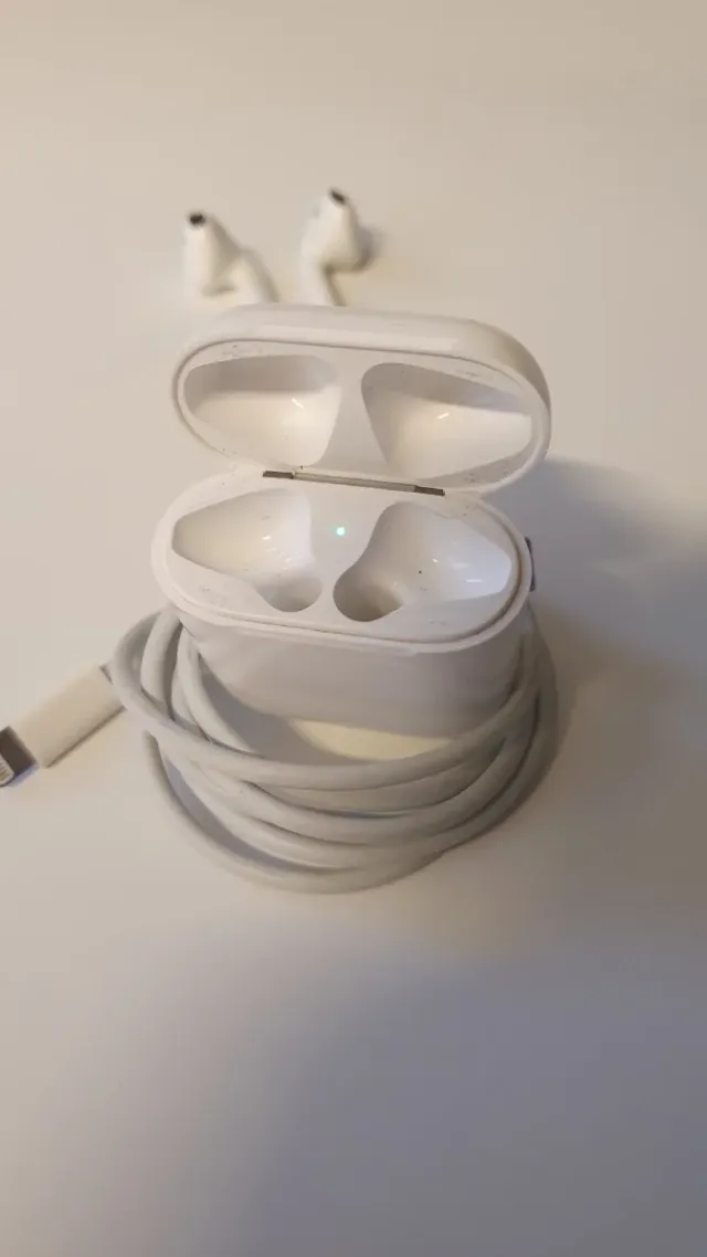 Estuche cargador de AirPods y Cable.