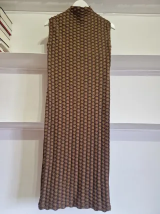 Vestido sin mangas con relieve