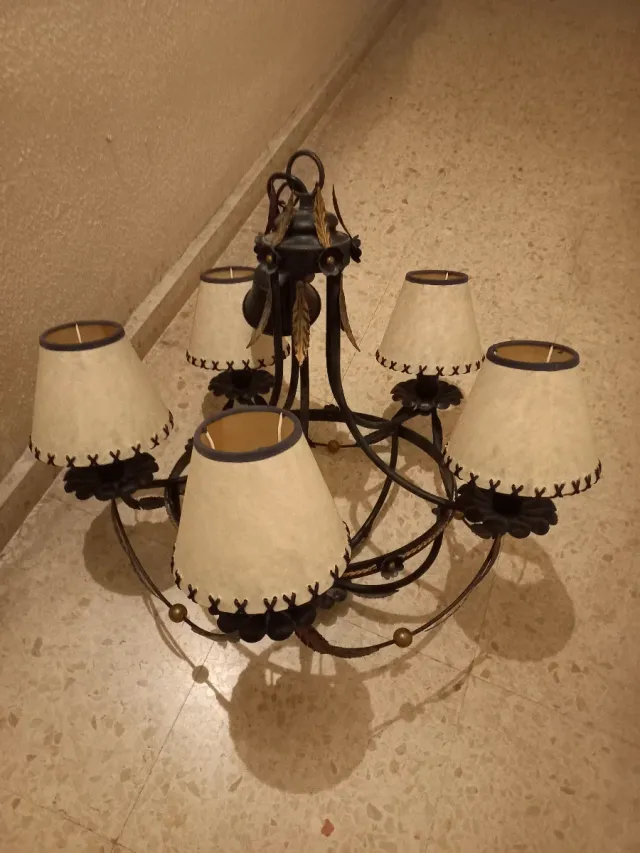 Lámpara de metal 5 brazos beige/negra.