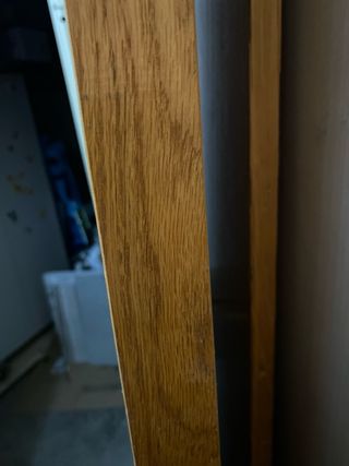 Puerta de madera con manilla dorada