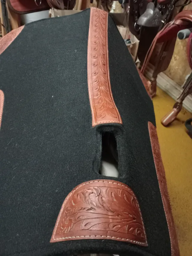 Sudadero Western Negro con Bordes de Cuero