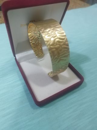 Pulsera dorada con diseño texturizado