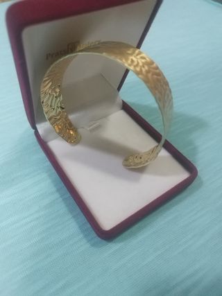 Pulsera dorada con diseño texturizado