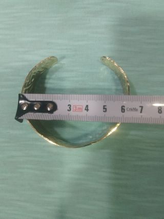 Pulsera dorada con diseño texturizado