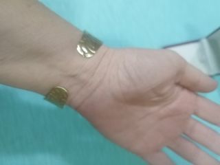 Pulsera dorada con diseño texturizado
