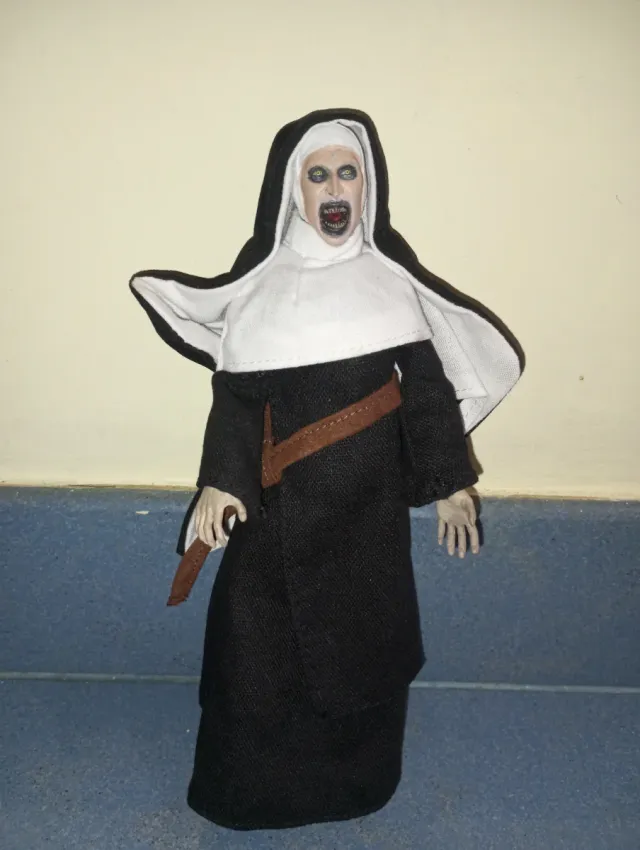 FIGURA MONJA VARAK EXPEDIENTE WARREN NECA