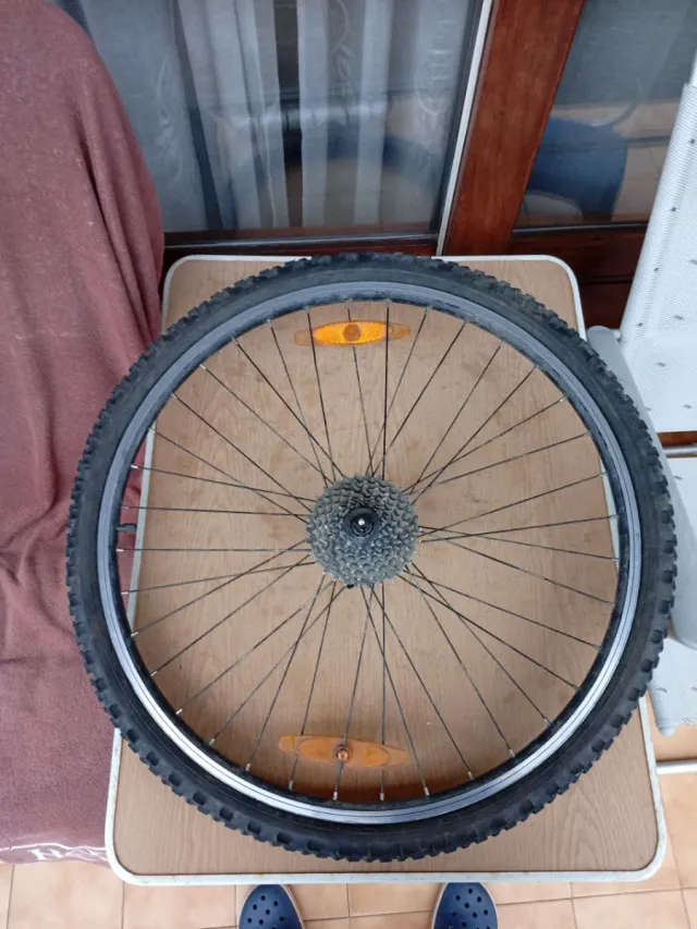 Rueda de bicicleta con piñonera