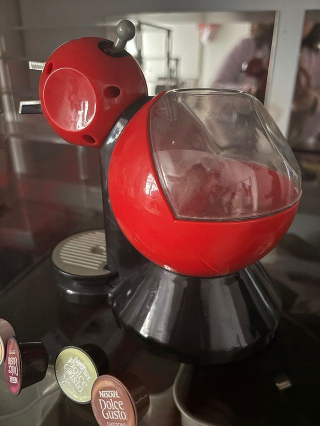 Cafetera Nescafé Dolce Gusto y cápsulas de juguete