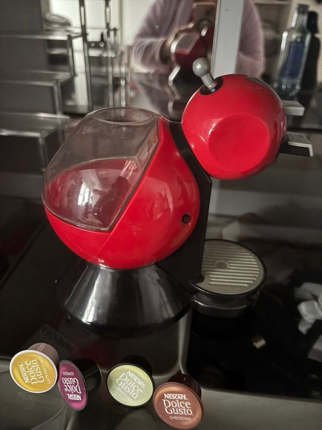 Cafetera Nescafé Dolce Gusto y cápsulas de juguete