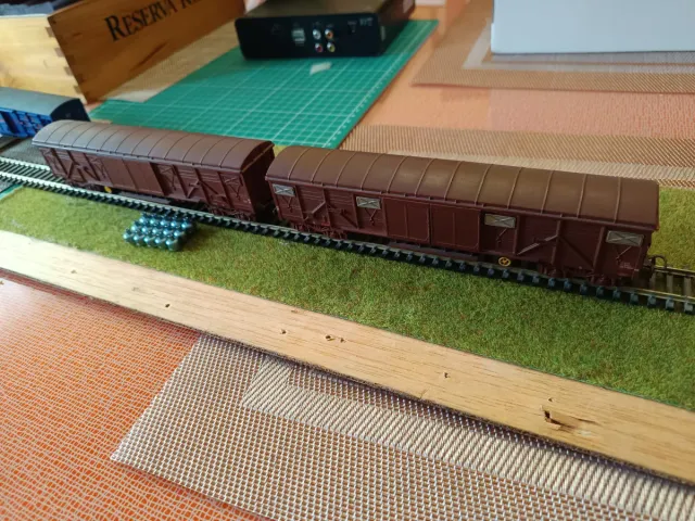 2 carri merci Ibertren H0 Brown