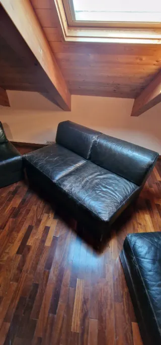 Divanetto + poltrone in pelle monocolore nera.
