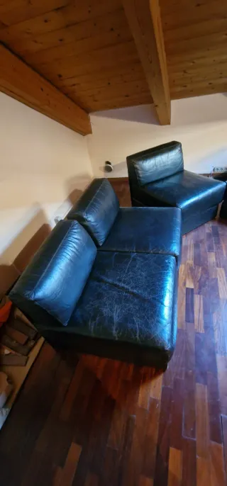 Divanetto + poltrone in pelle monocolore nera.
