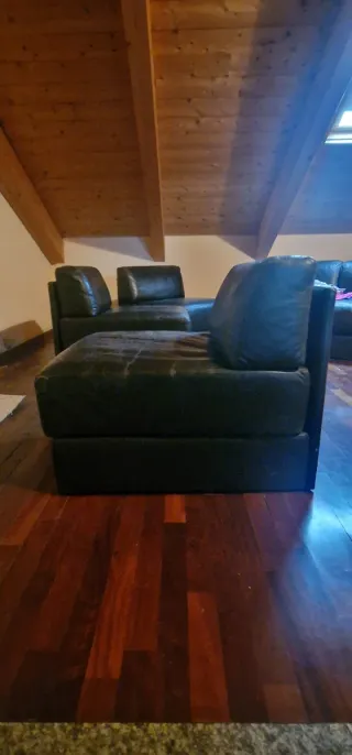 Divanetto + poltrone in pelle monocolore nera.
