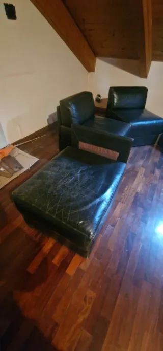 Divanetto + poltrone in pelle monocolore nera.
