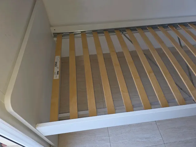 Cama con somier de madera y metal