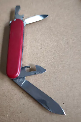 Navaja Victorinox Recruit 84mm Roja