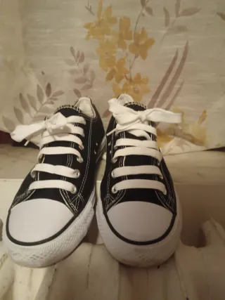 Scarpe nere e bianche