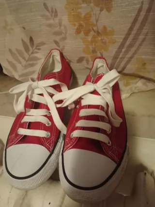 Scarpe da ginnastica rosse con lacci bianchi