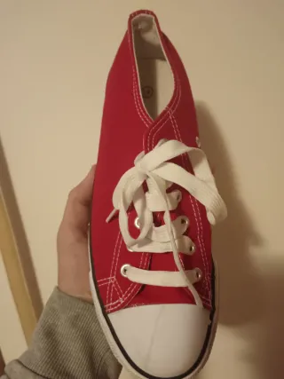 Scarpe da ginnastica rosse con lacci bianchi