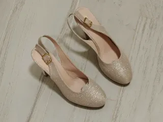 Zapatos de fiesta dorados 