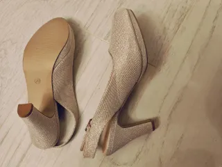 Zapatos de fiesta dorados