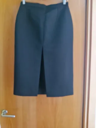 Falda midi negra satinada con abertura delantera