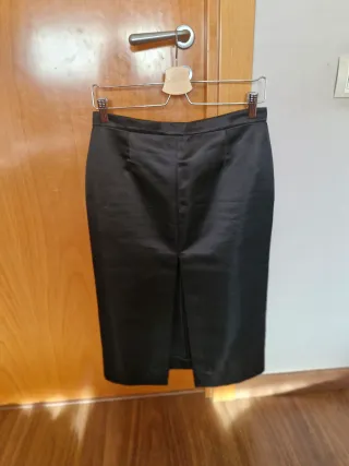 Falda midi negra satinada con abertura delantera