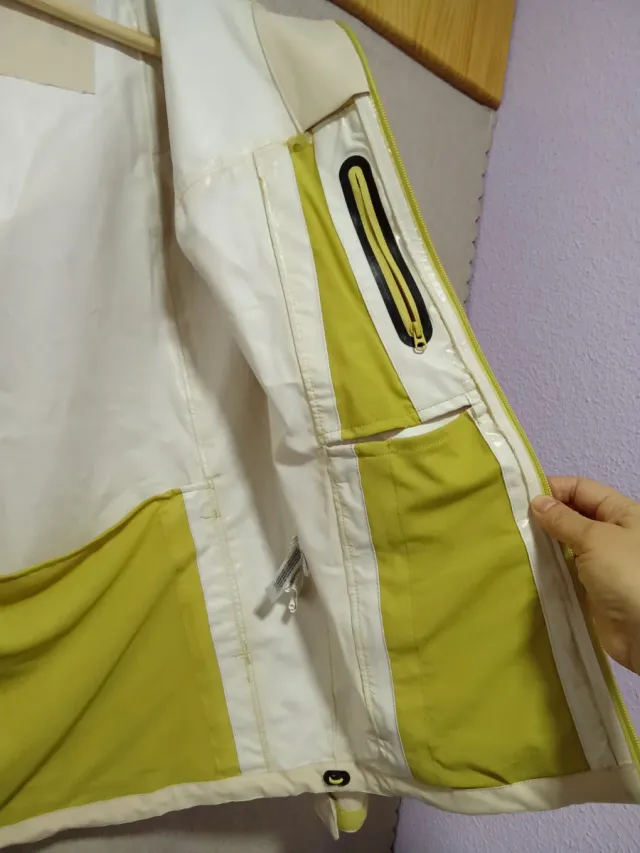 Cortavientos beige con detalles lima