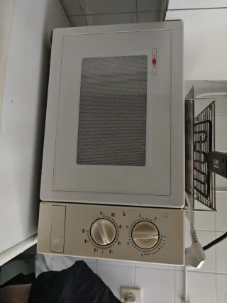 Microondas blanco con mandos