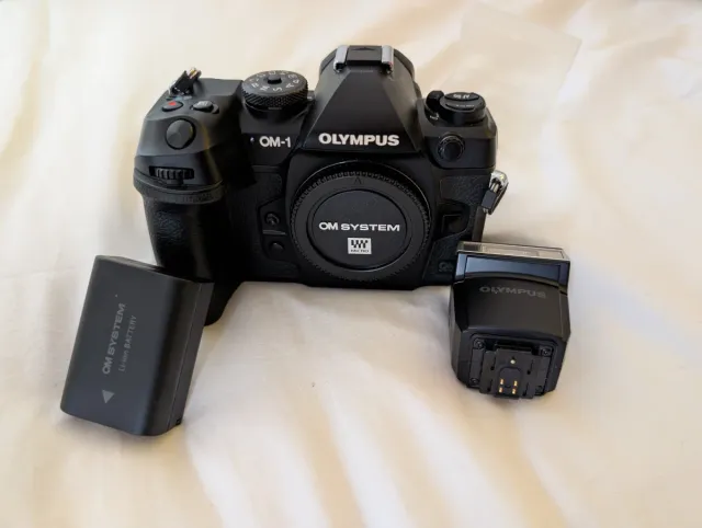 Cámara Olympus OM-1 + 2 Baterías + Flash+ cargador