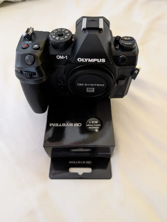 Cámara Olympus OM-1 + 2 Baterías + Flash+ cargador
