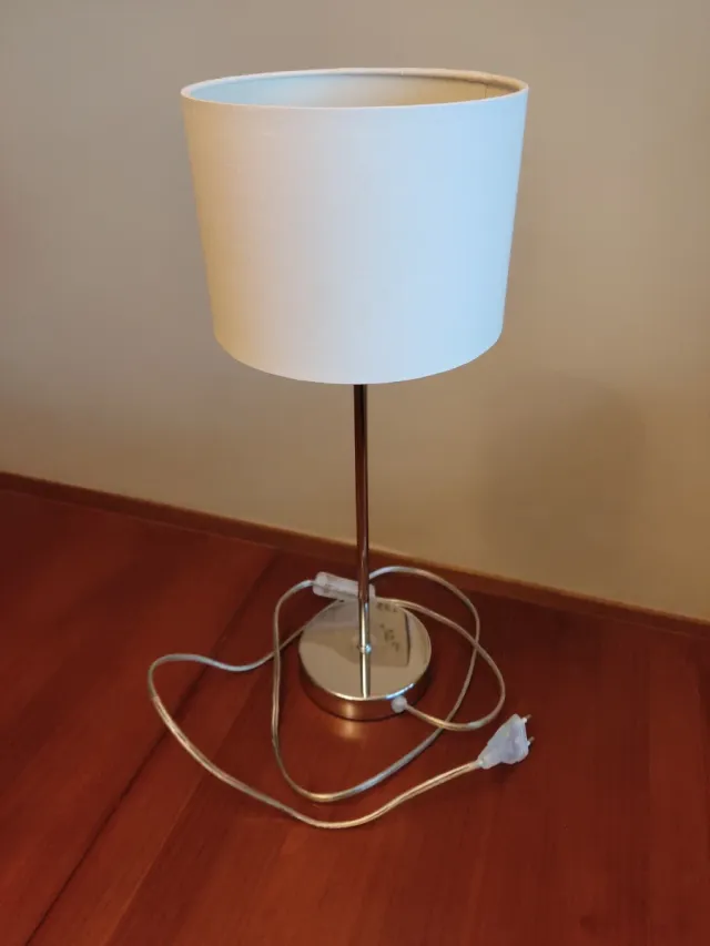 Lámpara de mesilla plateada con tulipa blanca