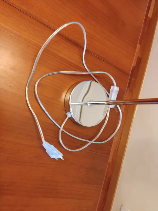 Lámpara de mesilla plateada con tulipa blanca