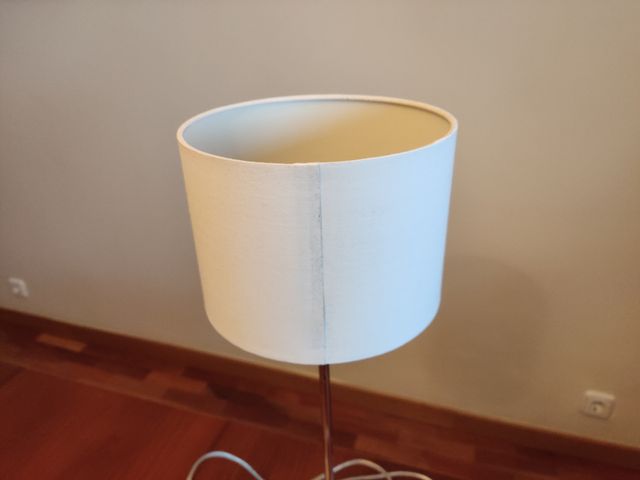 Lámpara de mesilla plateada con tulipa blanca