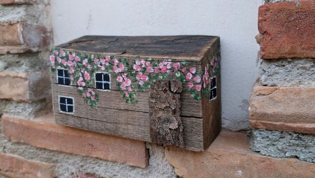 Casa rustica in legno dipinta a mano